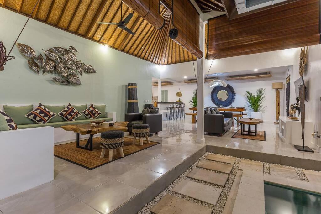 Oberoi New 4 Bedr 5min Walk From Eat Street&beach Villa Seminyak (Bali)