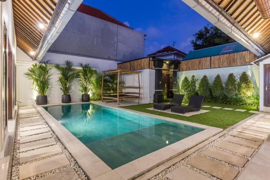 Oberoi New 4 Bedr 5min Walk From Eat Street&beach Villa Seminyak (Bali)