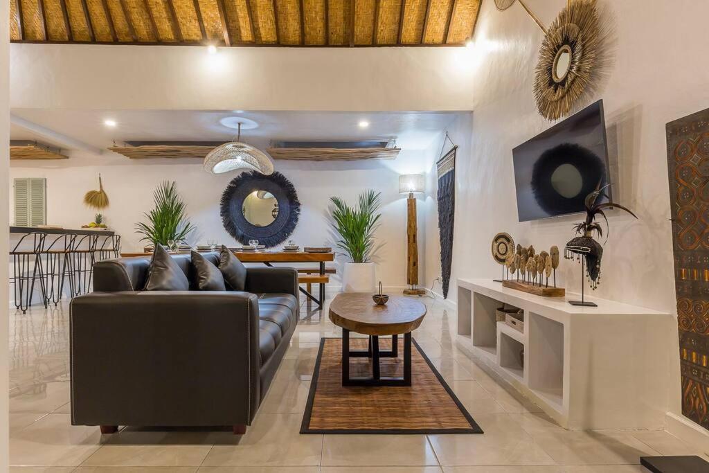 Villa Oberoi New 4 Bedr 5min Walk From Eat Street&beach