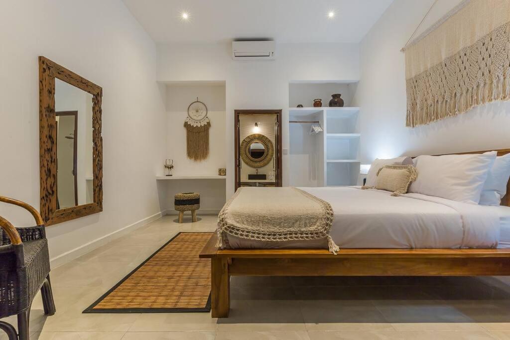 Oberoi New 4 Bedr 5min Walk From Eat Street&beach Villa